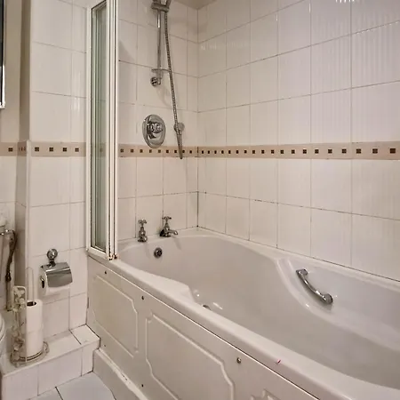 2 Bed In Leafy Sandymount 4 *